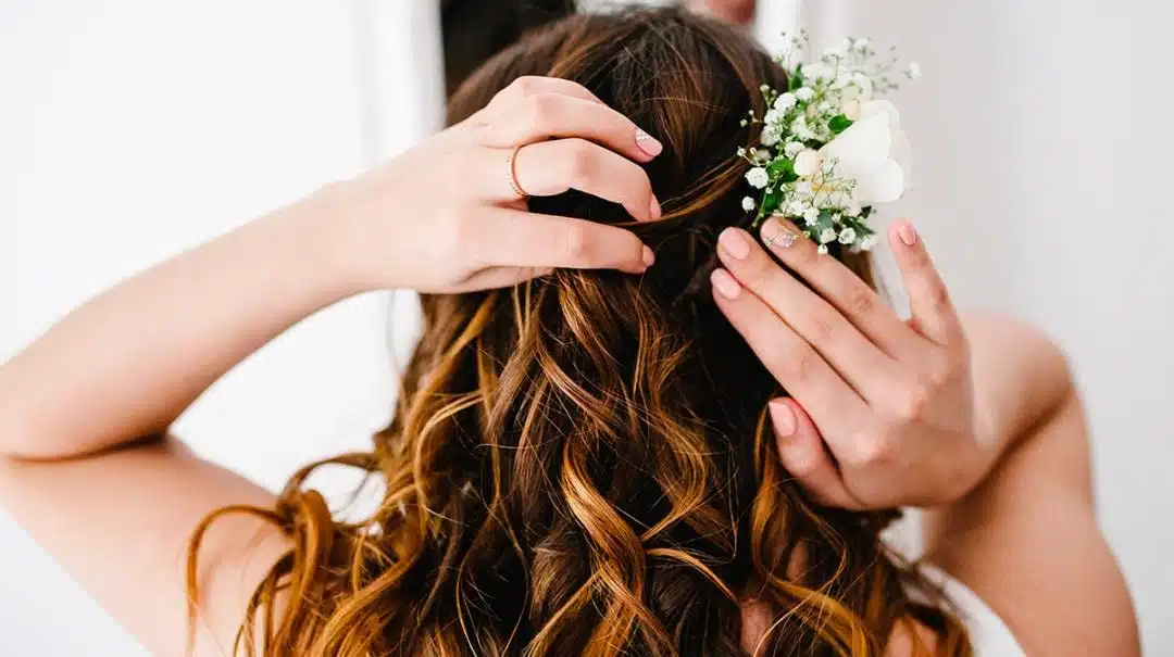 Sublimez votre Grand Jour avec une Coiffure de Mariage avec Tresse : Inspirations et Conseils